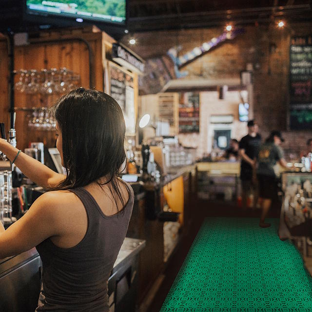 Plastic tiles to condition the humid areas of a bar such as the bar, where drinks are usually spilled