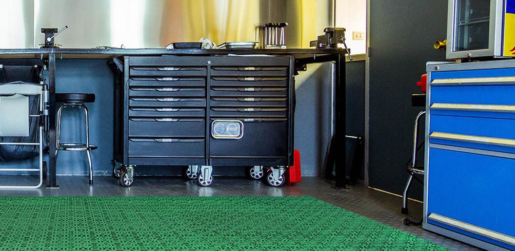 The Loseplast plastic tiles allow to create an easy space to clean in garages and industrial zones