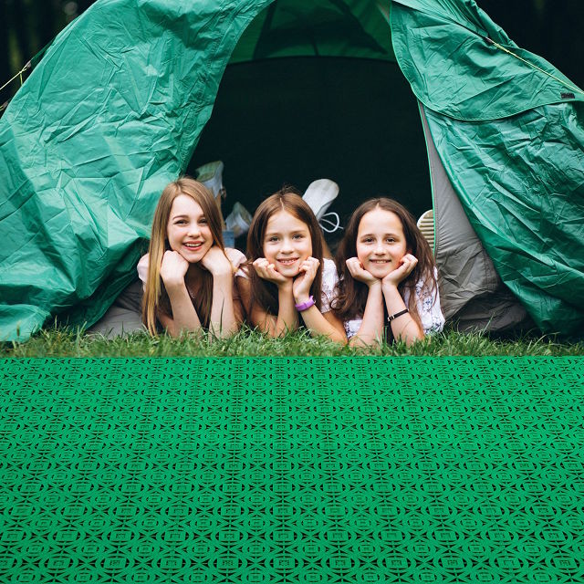 With the camping tiles of Loseplast you can create a comfortable area for the entrance of your tent on your camping holiday