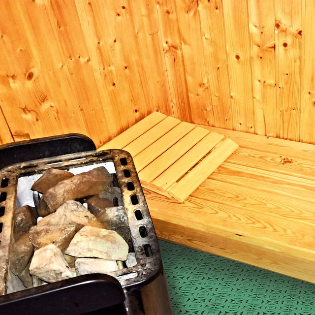 Loseplast plastic tiles for conditioning hygienic spaces such as a spa or a gym