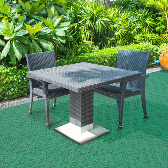 Crea un espacio confortable para tu terraza o jardín instalando losetas de plástico Loseplast de ITM